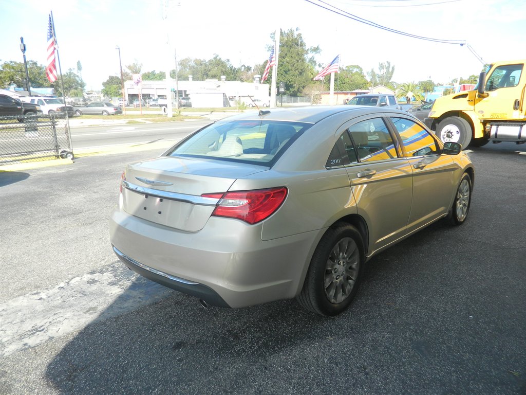 2014 Chrysler 200 - $8,988