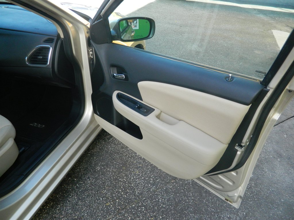 2014 Chrysler 200 - $8,988