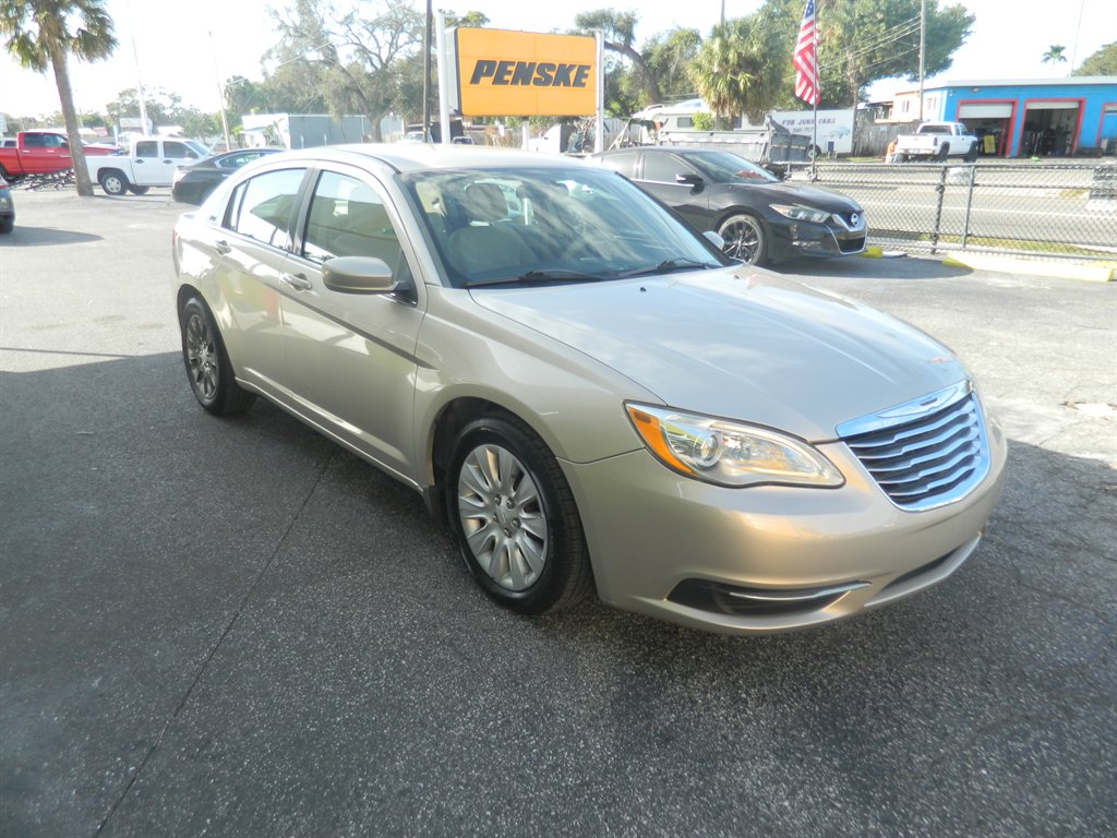 2014 Chrysler 200 - $8,988