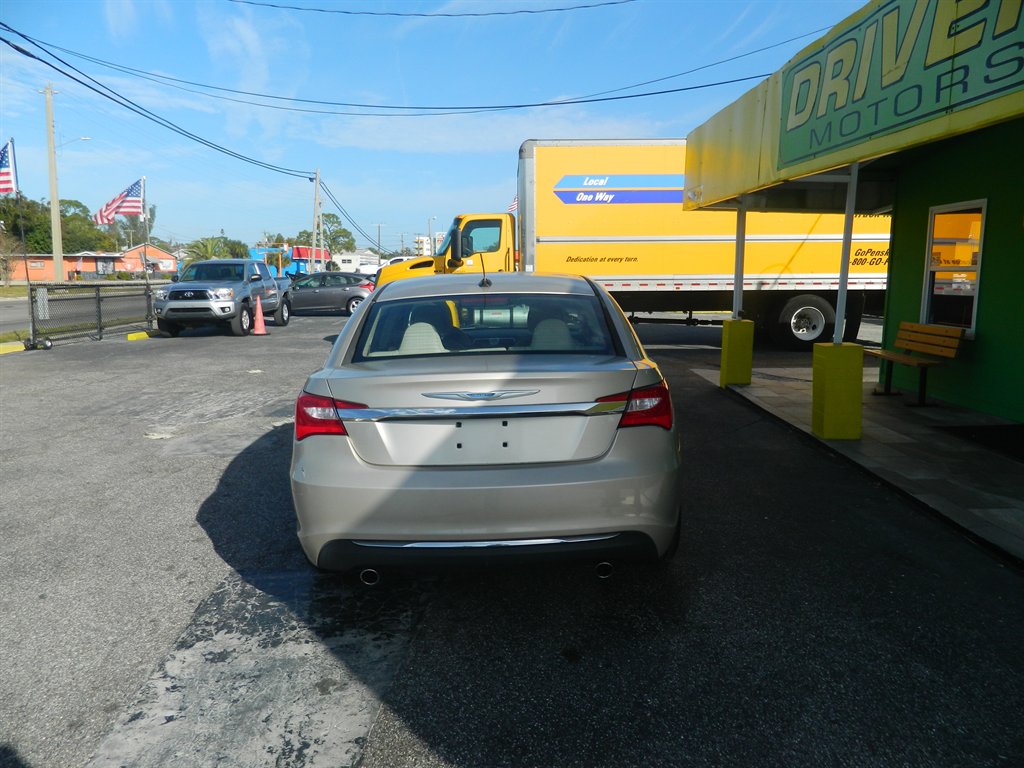 2014 Chrysler 200 - $8,988