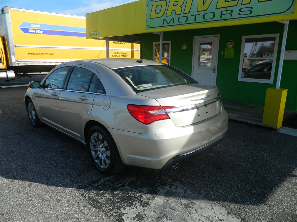 2014 Chrysler 200 - $8,988