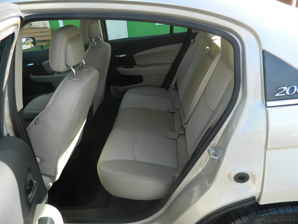 2014 Chrysler 200 - $8,988