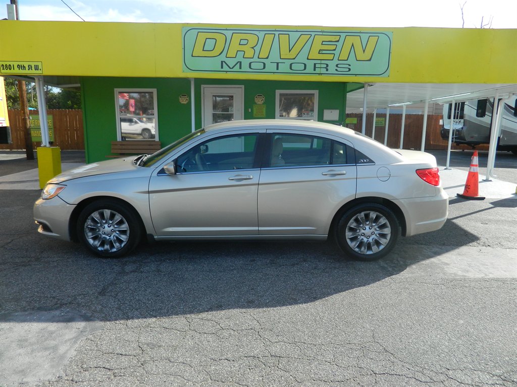 2014 Chrysler 200 - $8,988