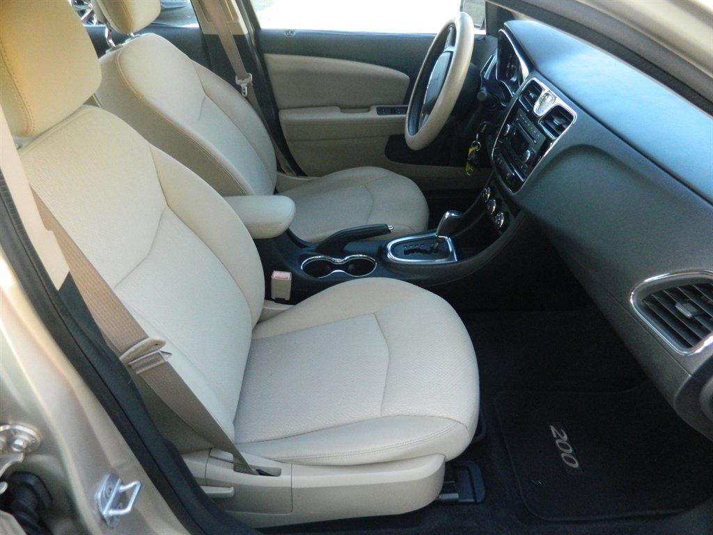 2014 Chrysler 200 - $8,988