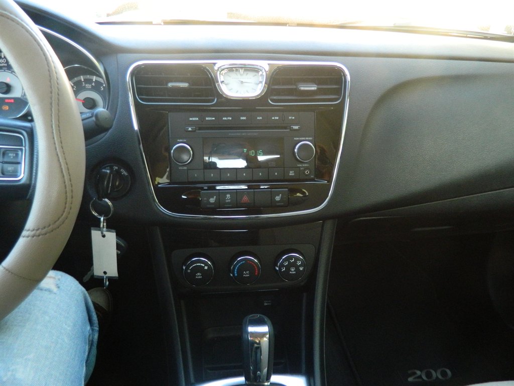 2014 Chrysler 200 - $8,988
