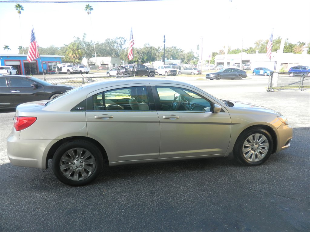 2014 Chrysler 200 - $8,988