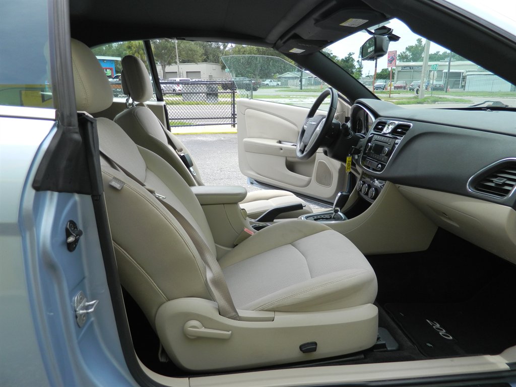 2012 Chrysler 200 - $8,988
