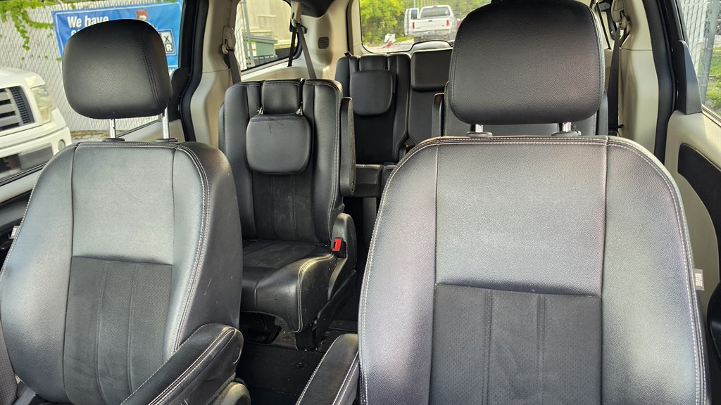 2019 Dodge Grand Caravan - $7,595