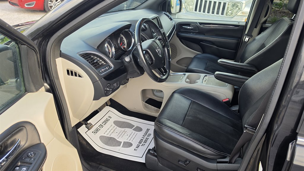2019 Dodge Grand Caravan - $7,595