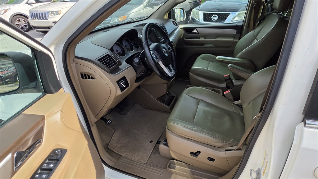 2011 Volkswagen Routan - $3,995