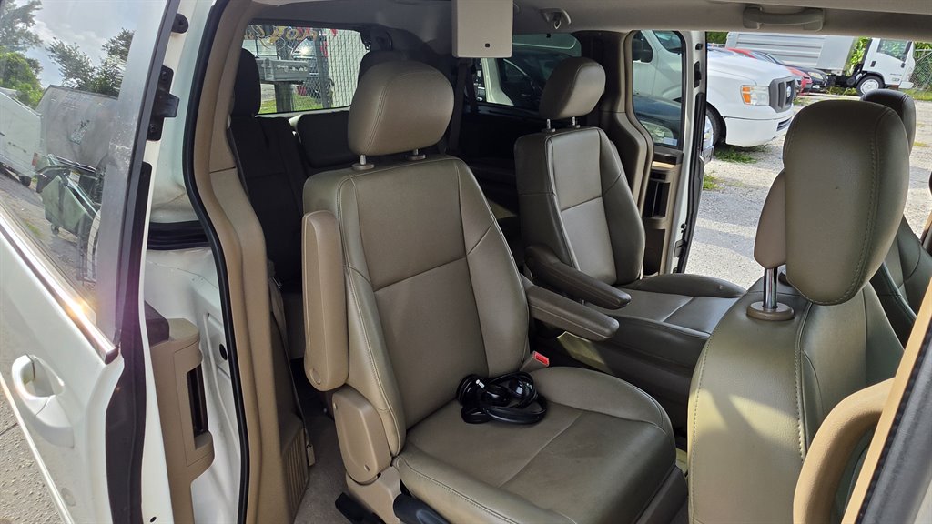 2011 Volkswagen Routan - $3,995
