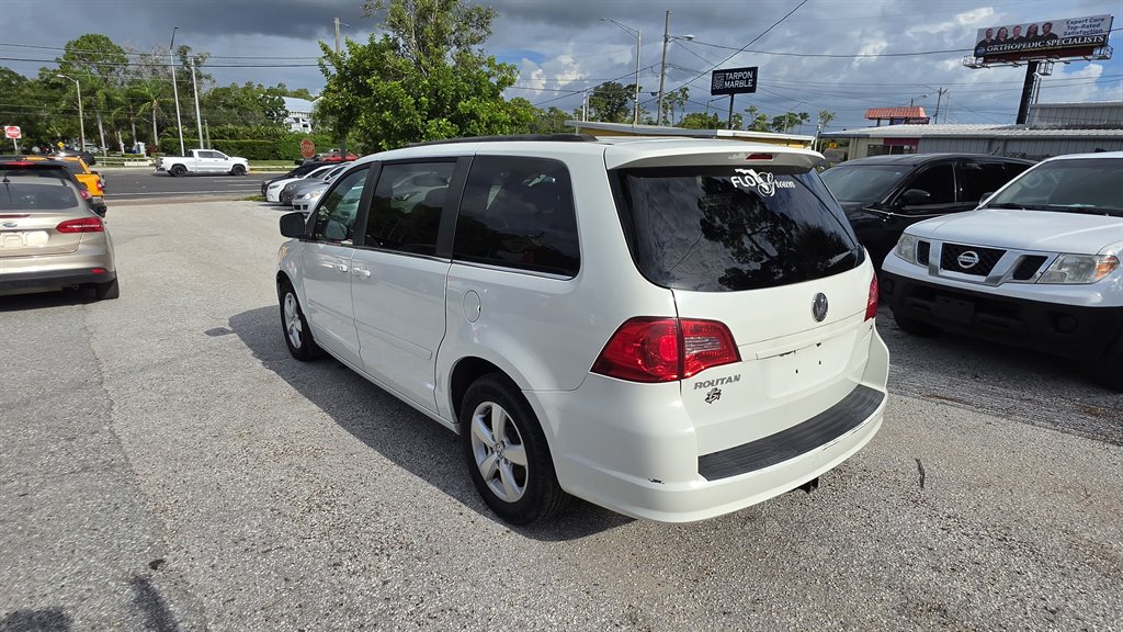 2011 Volkswagen Routan - $3,995