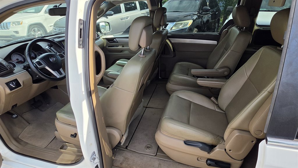 2011 Volkswagen Routan - $3,995