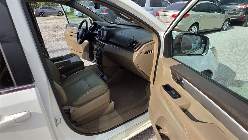 2011 Volkswagen Routan - $3,995