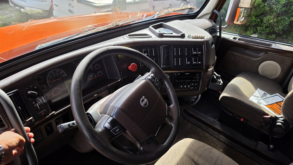 2016 Volvo Vnl - $19,950