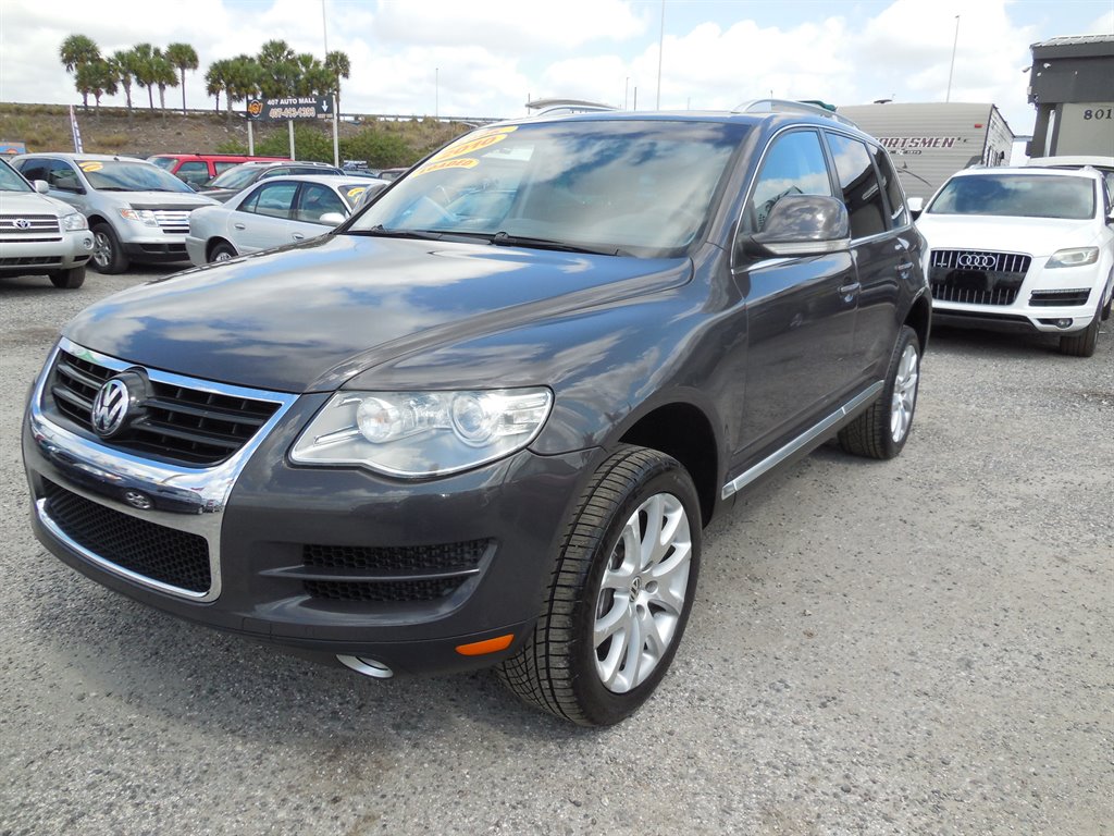 2010 Volkswagen Touareg - $11,995