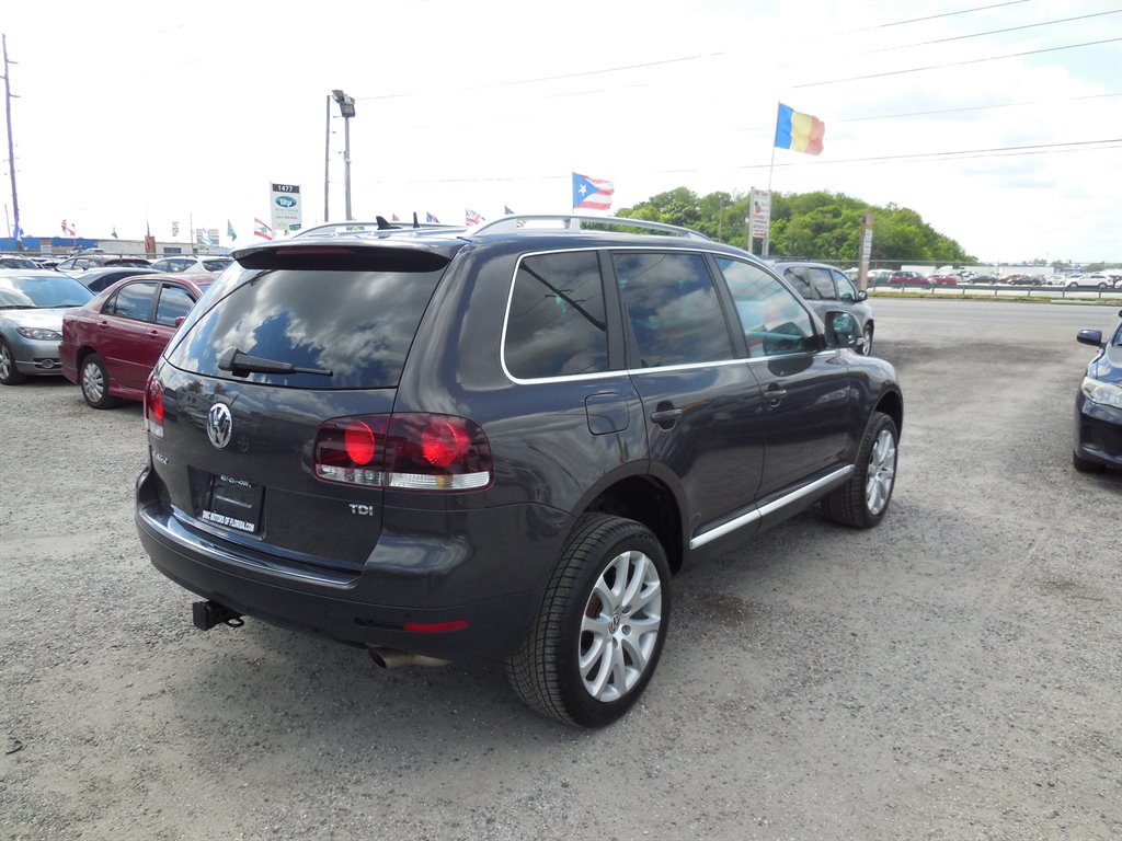 2010 Volkswagen Touareg - $11,995