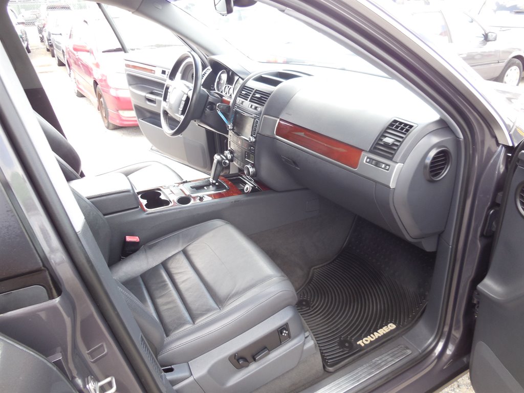 2010 Volkswagen Touareg - $11,995