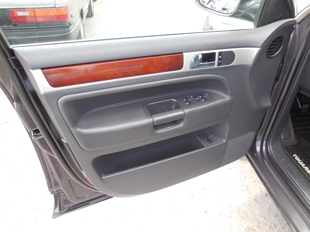 2010 Volkswagen Touareg - $11,995
