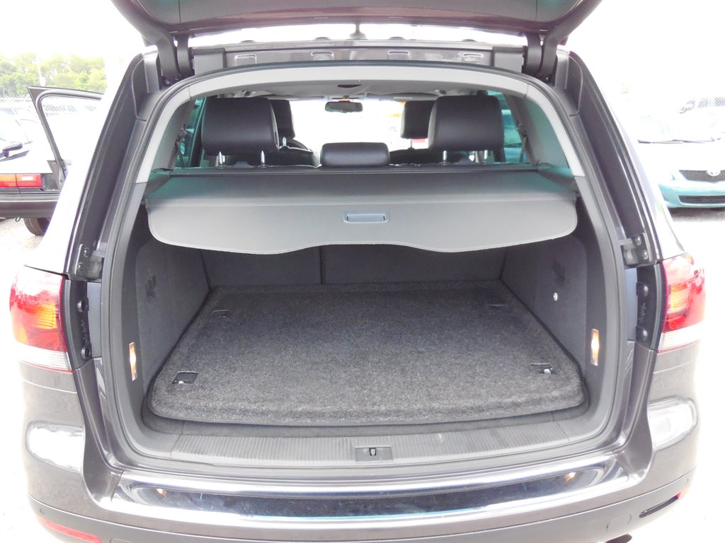 2010 Volkswagen Touareg - $11,995