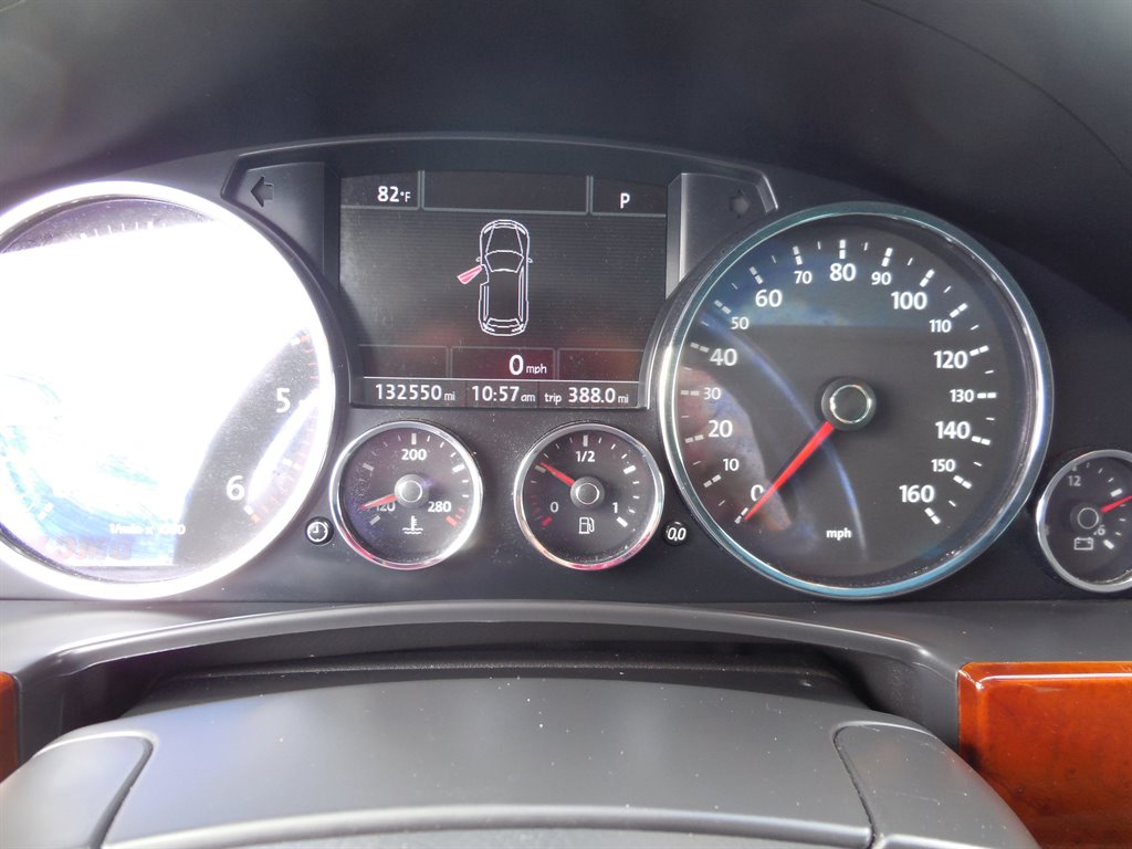2010 Volkswagen Touareg - $11,995
