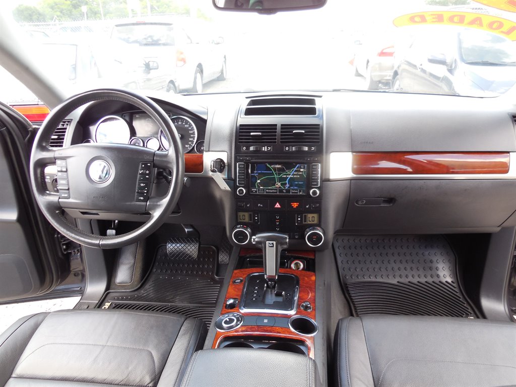 2010 Volkswagen Touareg - $11,995