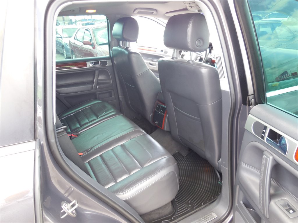 2010 Volkswagen Touareg - $11,995