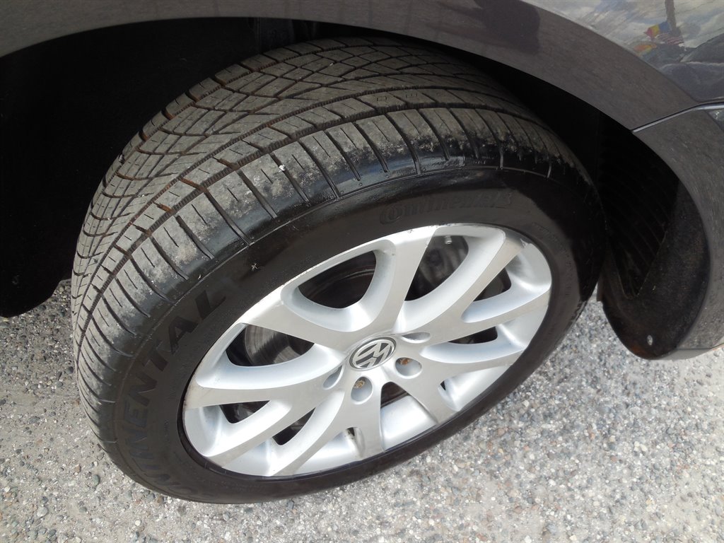 2010 Volkswagen Touareg - $11,995