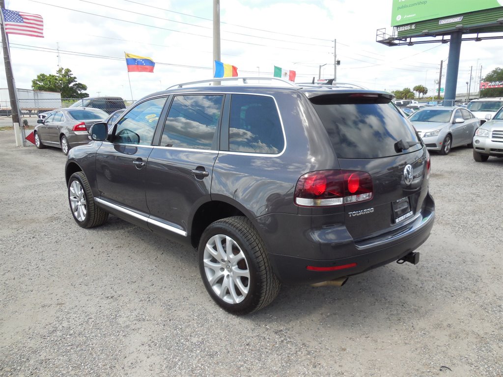 2010 Volkswagen Touareg - $11,995