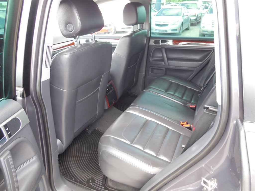 2010 Volkswagen Touareg - $11,995