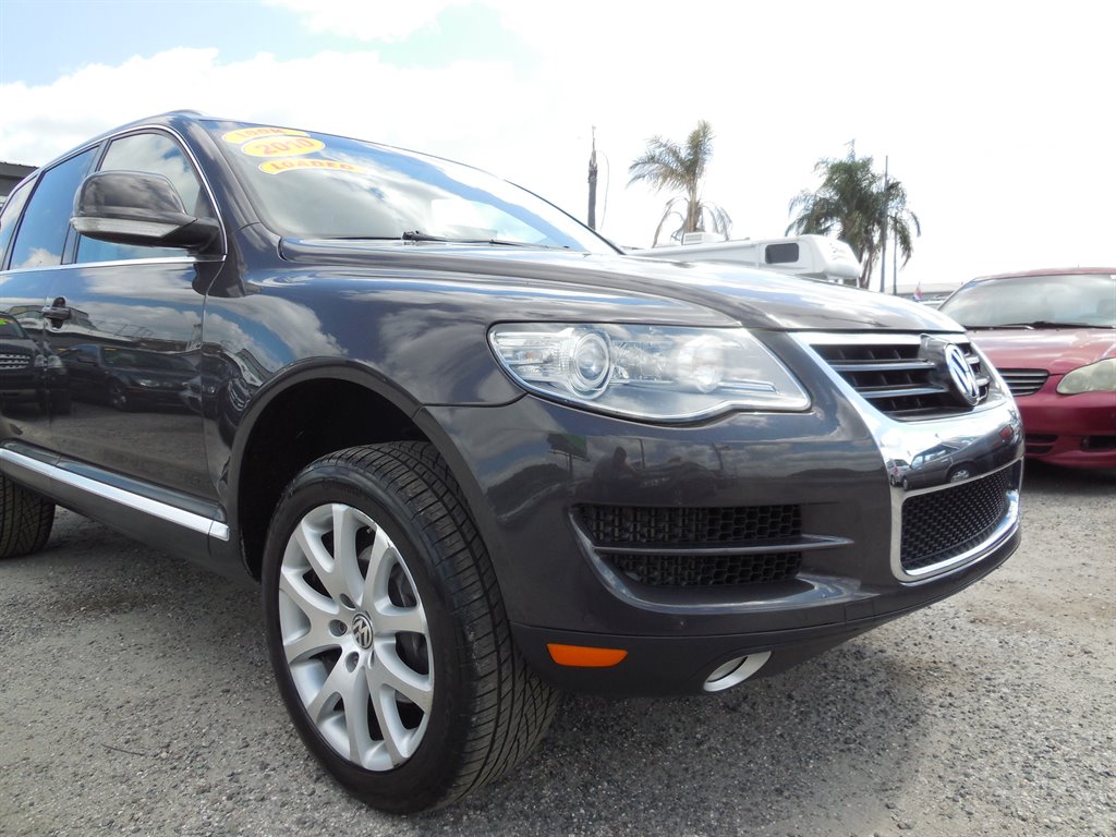 2010 Volkswagen Touareg - $11,995