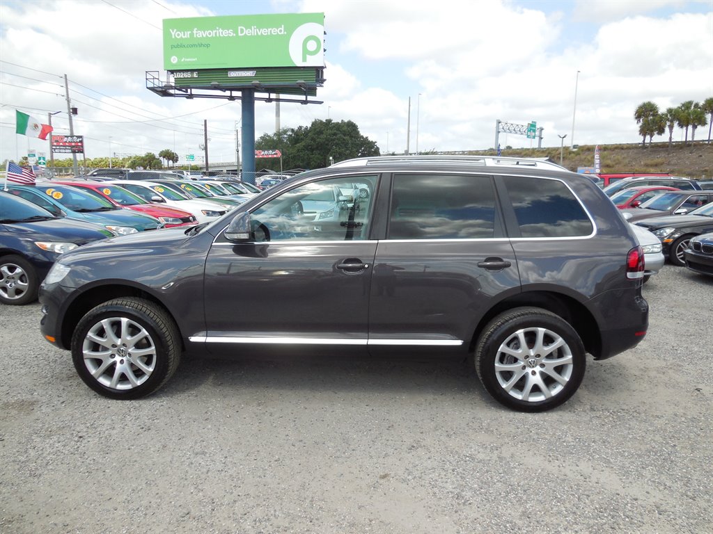 2010 Volkswagen Touareg - $11,995