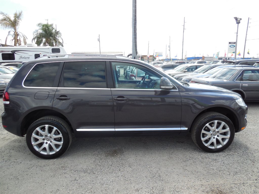 2010 Volkswagen Touareg - $11,995