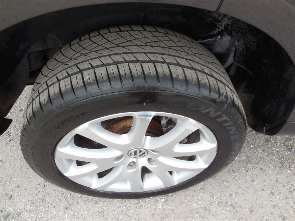2010 Volkswagen Touareg - $11,995
