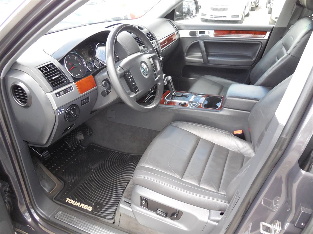 2010 Volkswagen Touareg - $11,995