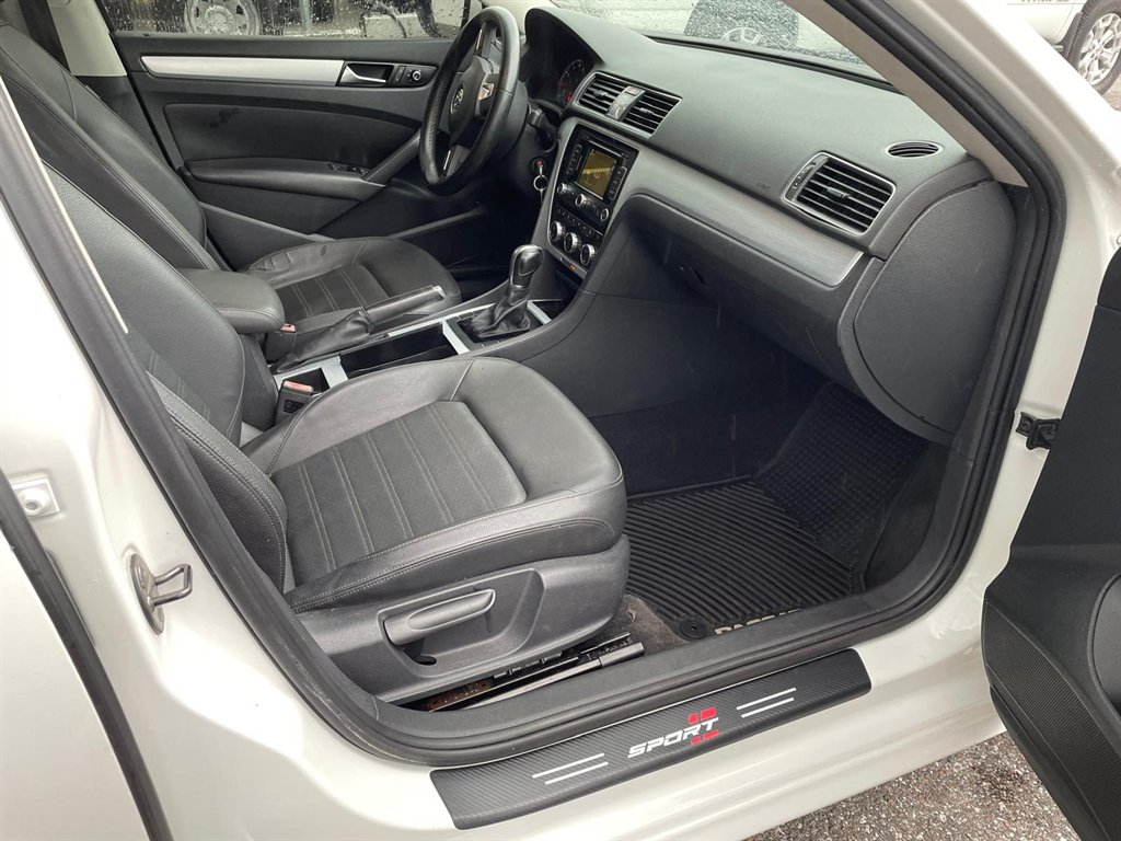 2012 Volkswagen Passat V6 SE photo