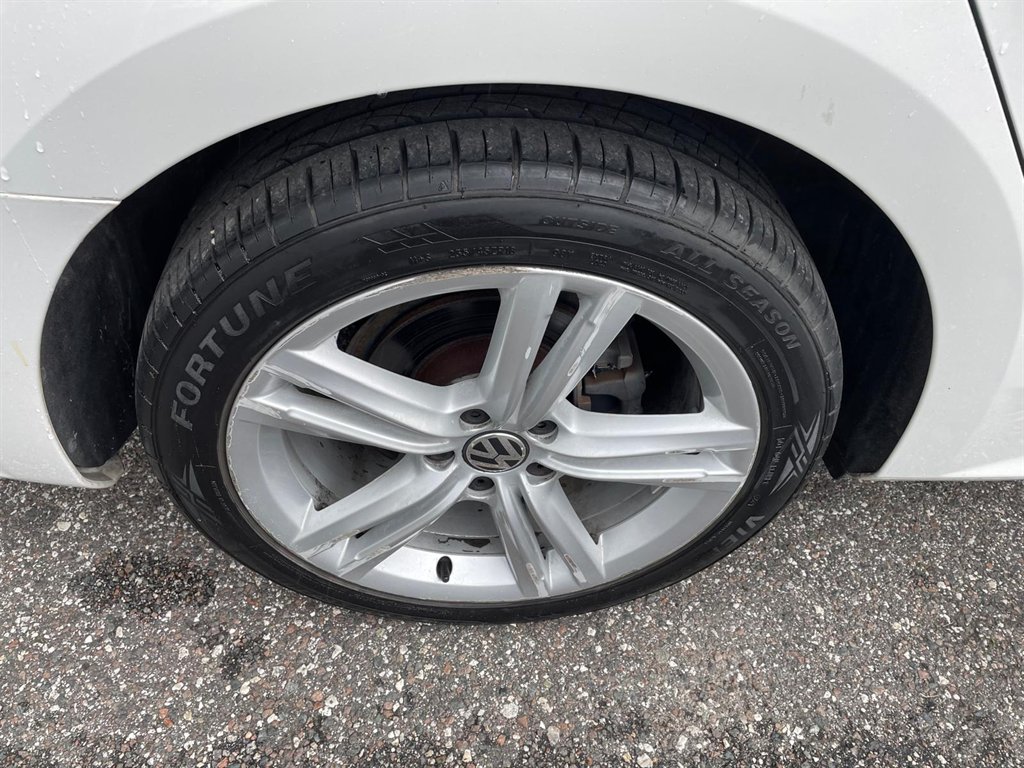 2012 Volkswagen Passat V6 SE photo