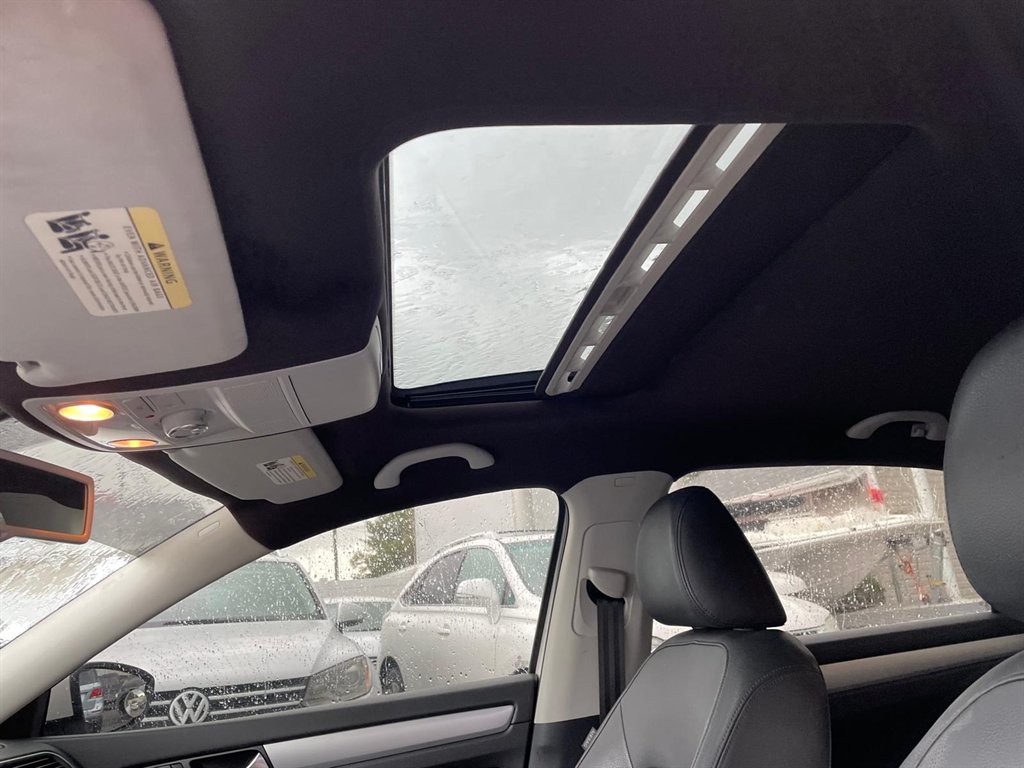 2012 Volkswagen Passat V6 SE photo