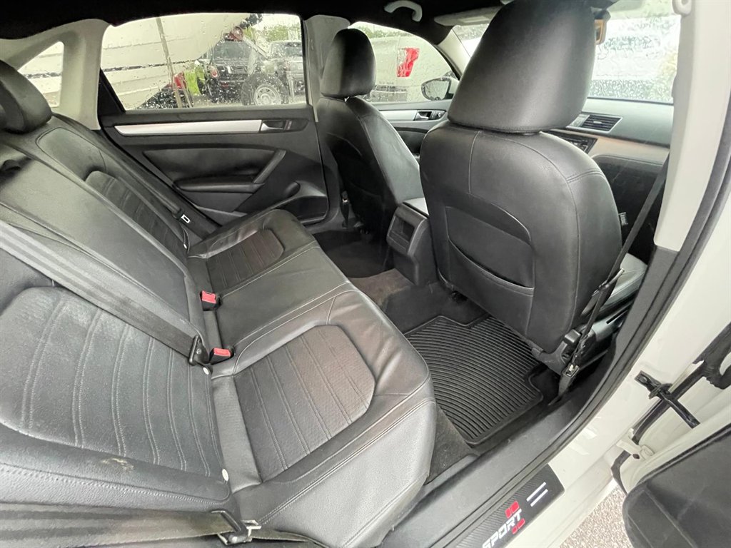 2012 Volkswagen Passat V6 SE photo