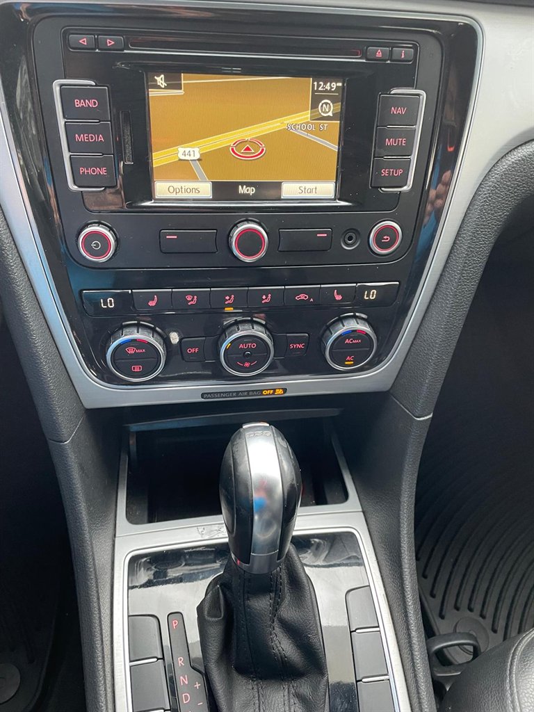 2012 Volkswagen Passat V6 SE photo