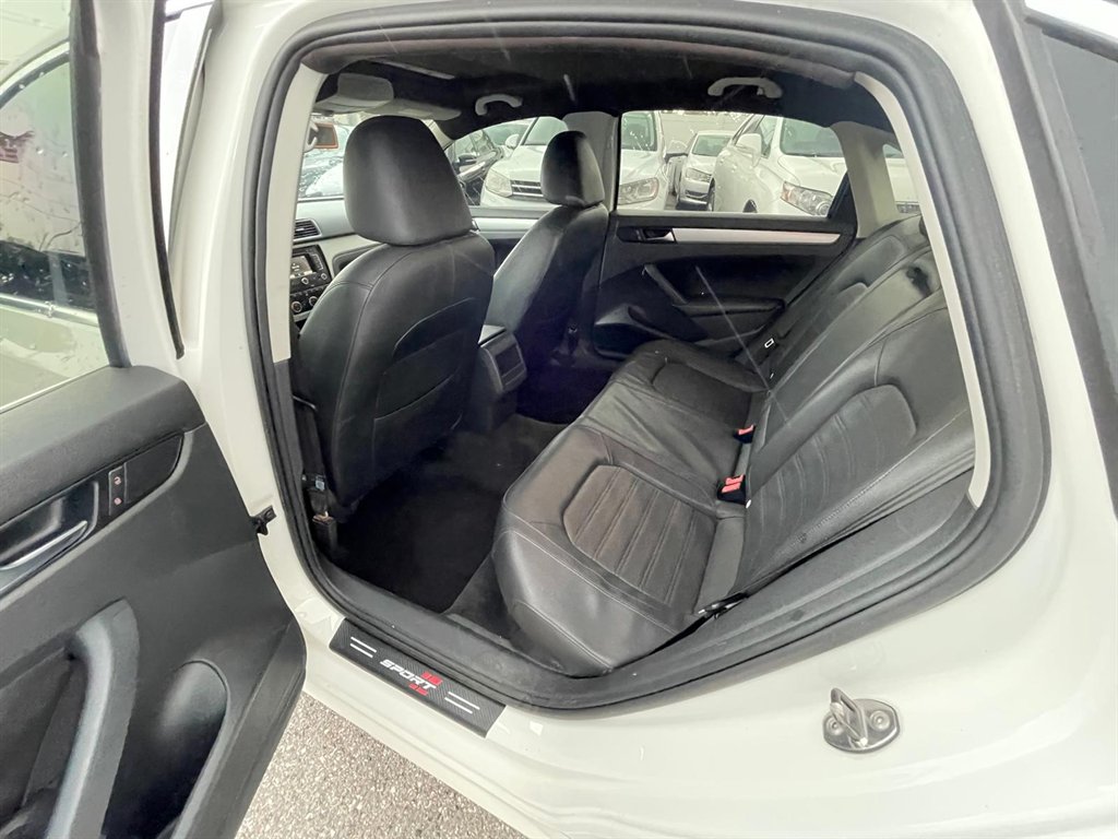 2012 Volkswagen Passat V6 SE photo