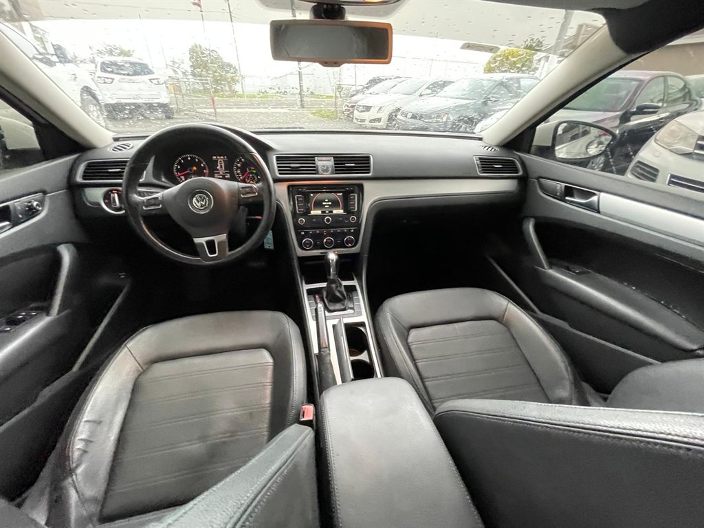 2012 Volkswagen Passat V6 SE photo
