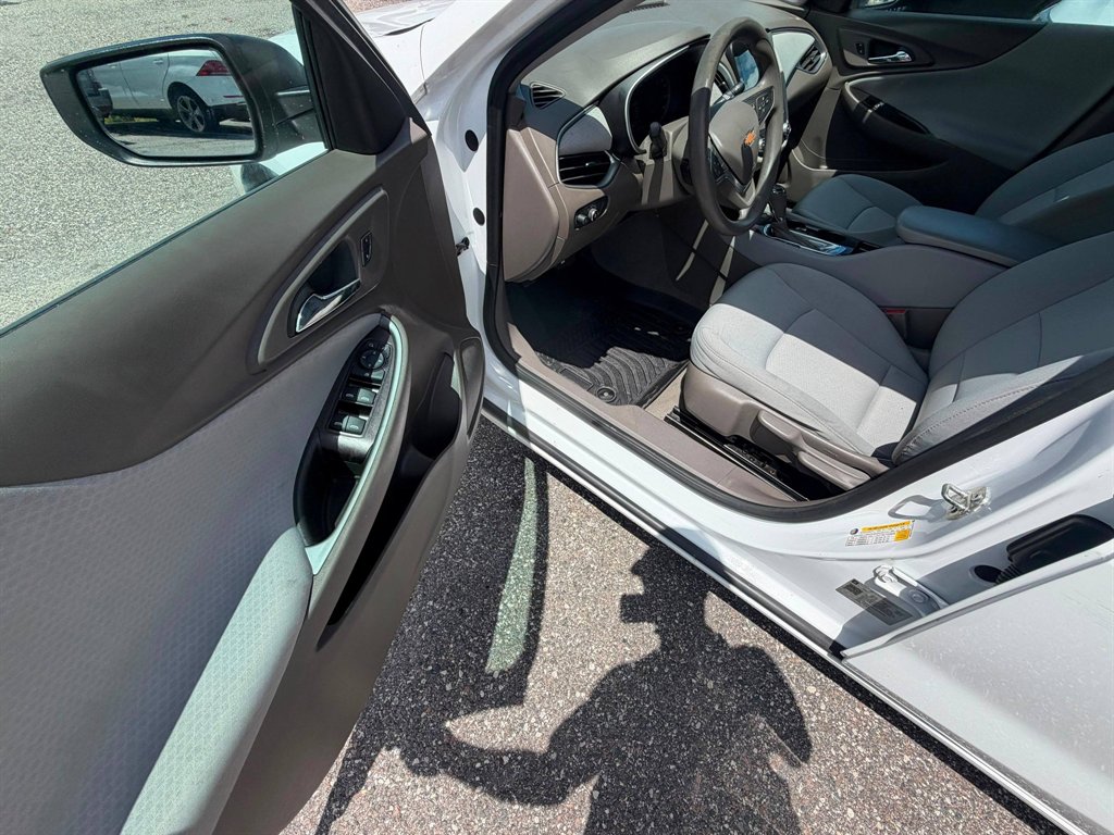 2020 Chevrolet Malibu - $9,995