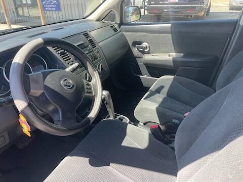 2011 Nissan Versa 1.8 S photo