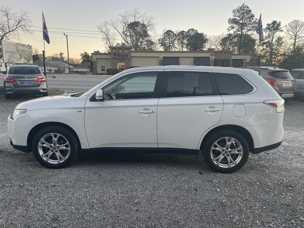 2014 Mitsubishi Outlander - $13,995