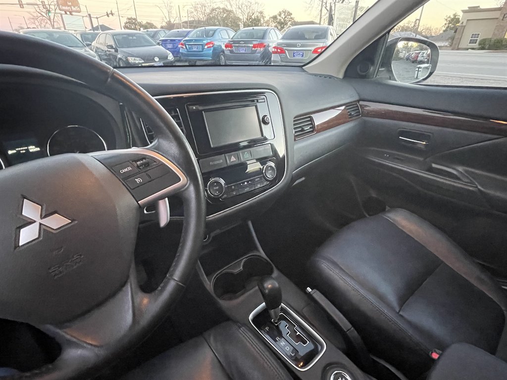 2014 Mitsubishi Outlander - $13,995