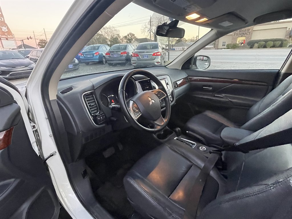 2014 Mitsubishi Outlander - $13,995