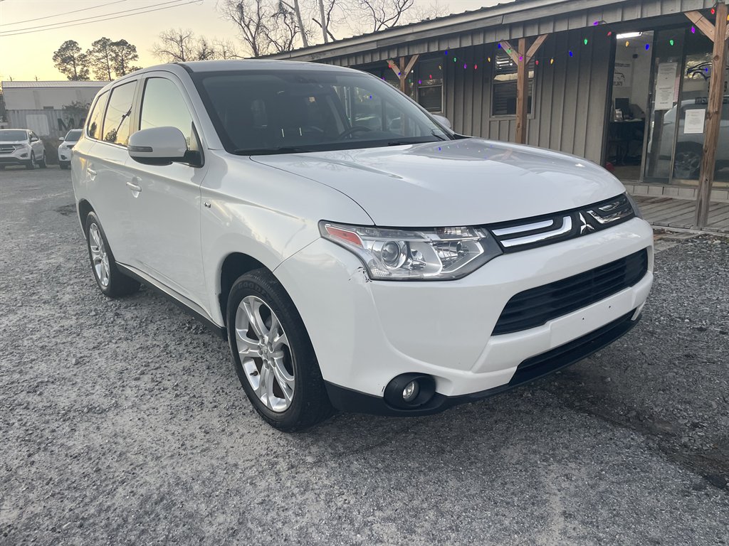 2014 Mitsubishi Outlander - $13,995