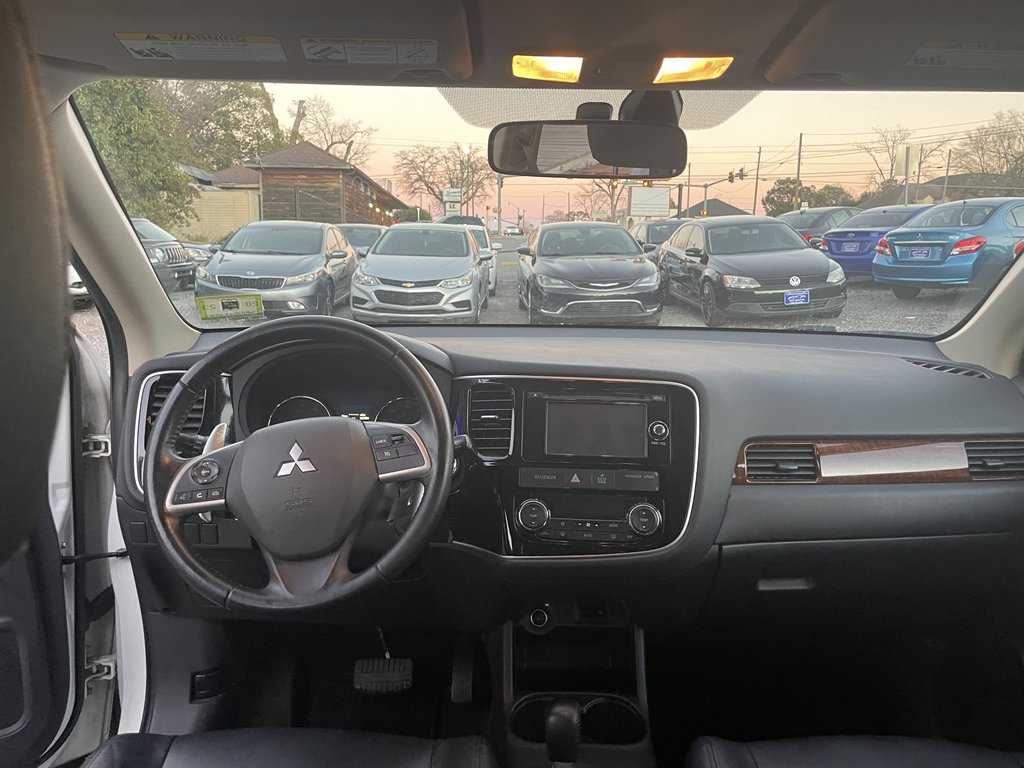 2014 Mitsubishi Outlander - $13,995