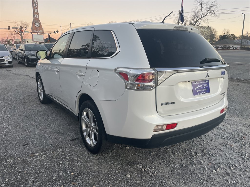 2014 Mitsubishi Outlander - $13,995